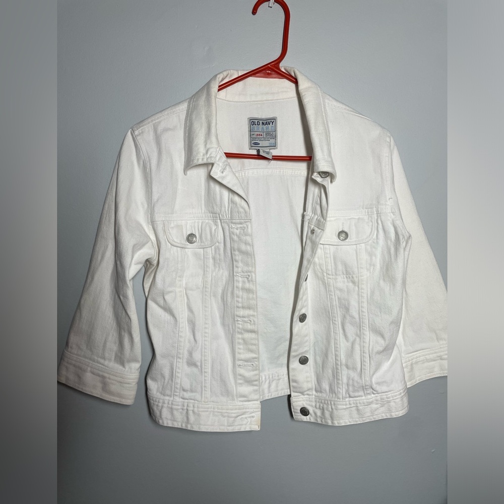 OLD NAVY SIZE MEDIUM WHITE JEAN JACKET ❤️